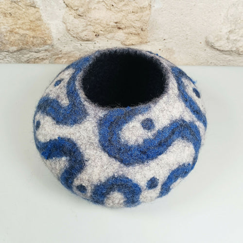 vide_poche_ecru_decor_ondulant_bleu_en_feutre_de_laine_atelier_lanzetta copie | EMPREINTES Paris - EMPREINTES Paris