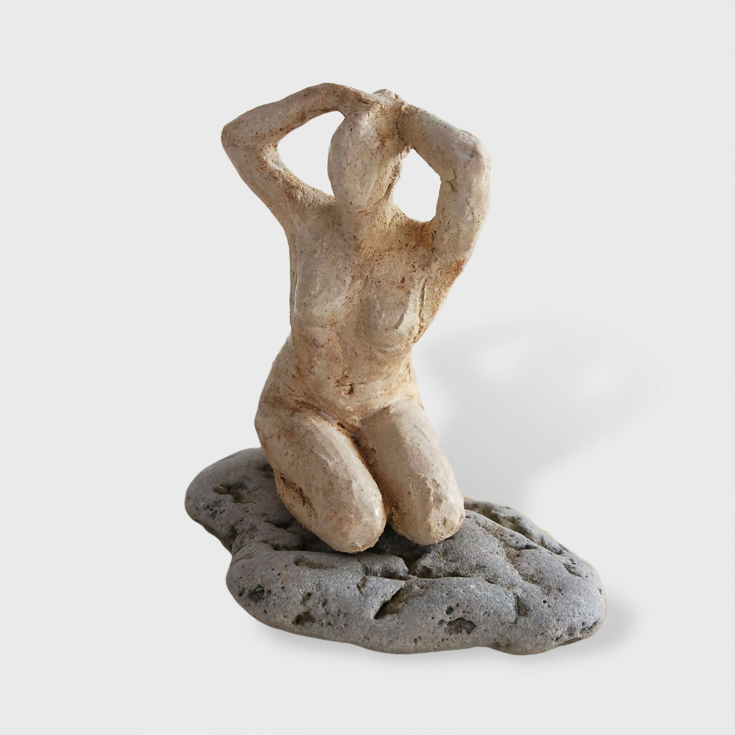 Sculpture Femme se coiffant sur pierre grise | EMPREINTES Paris