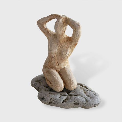 Sculpture Femme se coiffant sur pierre grise | EMPREINTES Paris - EMPREINTES Paris