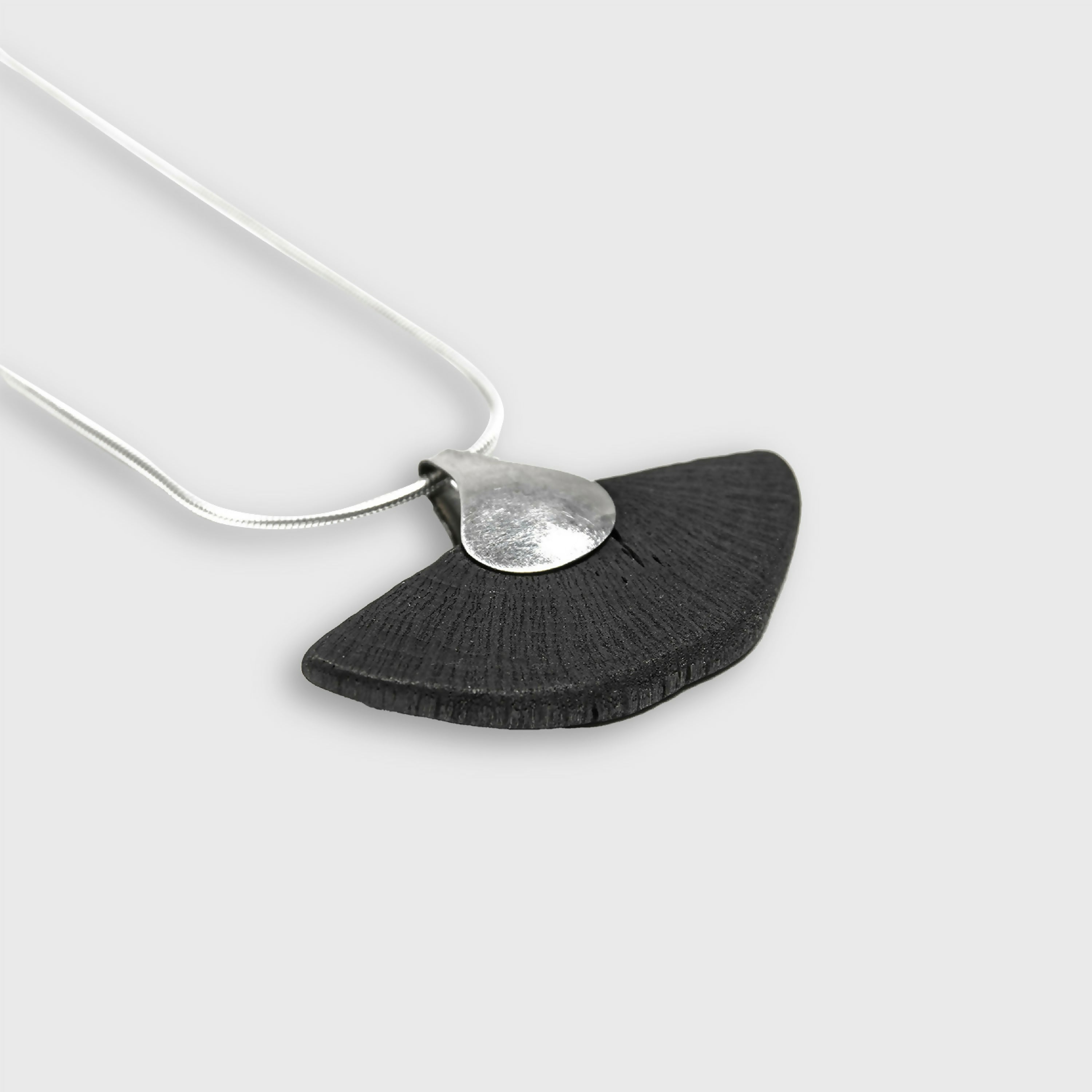 collier_gin_dai_hime_ginko_2_charcoal_eskimeit copie | EMPREINTES Paris