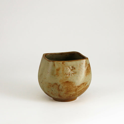 Tasse en grès - ocre avec kanji 'thé' | EMPREINTES Paris - EMPREINTES Paris