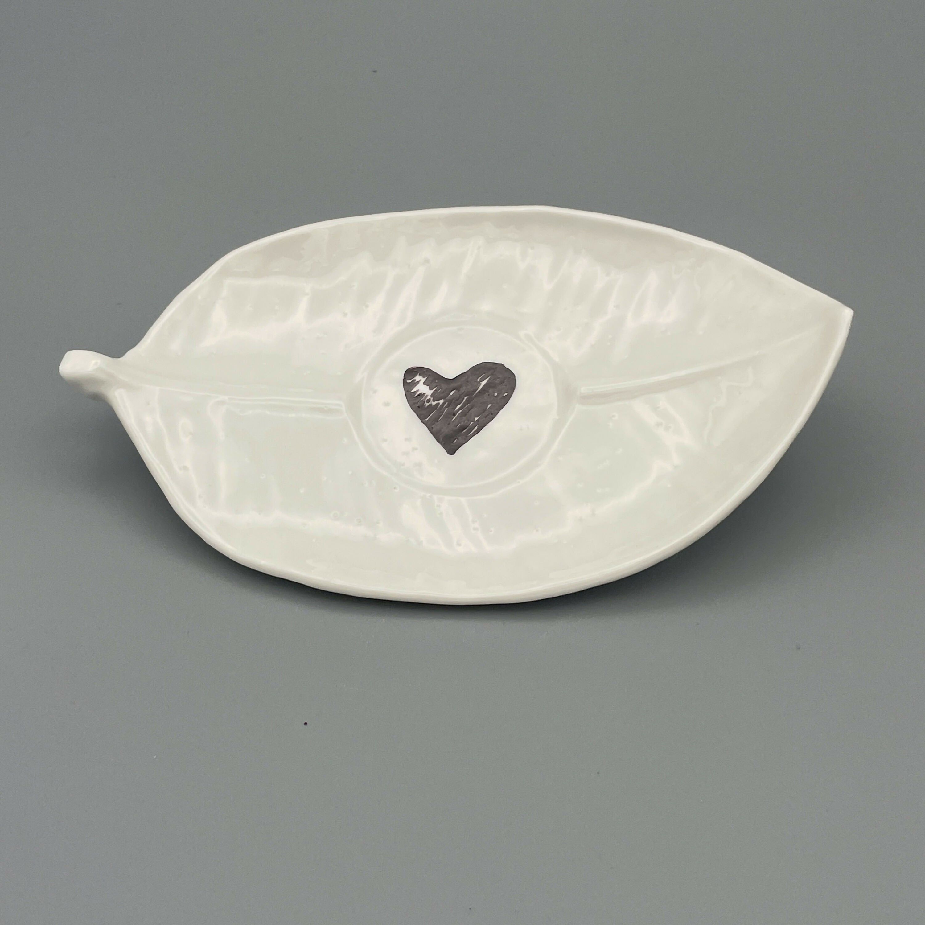 Petit Cœur soucoupe feuille 5 - Service Parapluie - serena ilari copie | EMPREINTES Paris