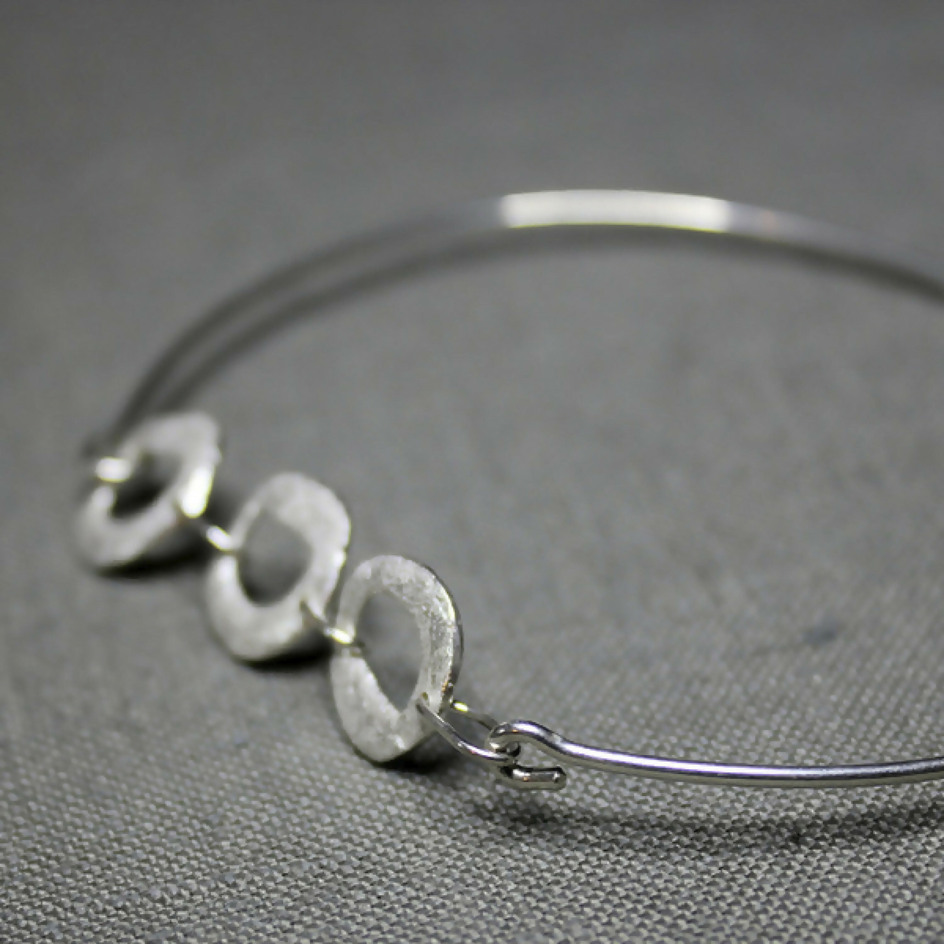 Bracelet moderne 3 petits cercles en argent massif | EMPREINTES Paris