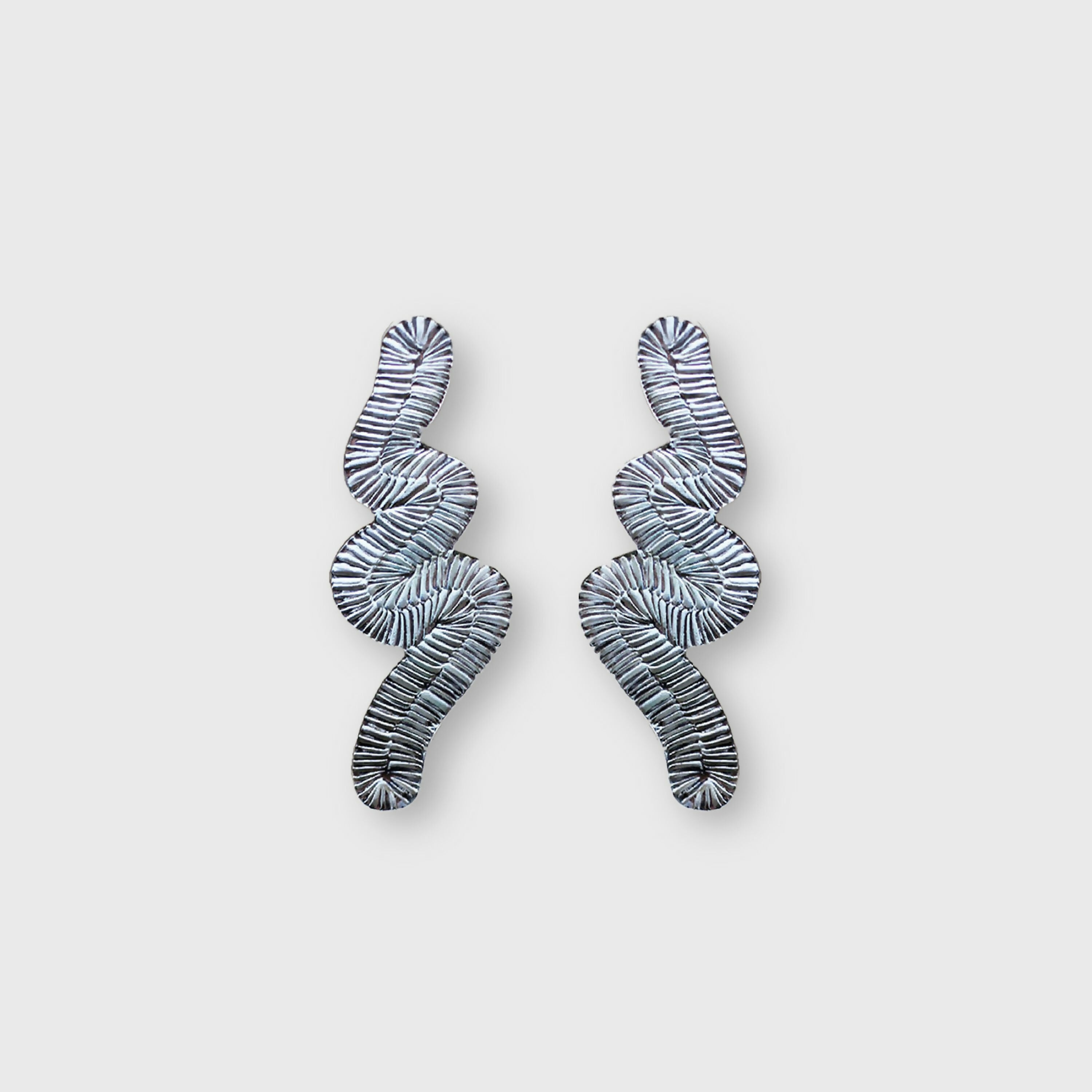 grandes_boucles_doreilles_puces_volutes_zigzag_en_argent_massif_recycle_maa_bijoux copie | EMPREINTES Paris