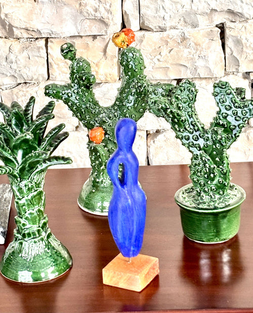 Figurine 28 en pierre calcaire, patine bleu Majorelle, socle en teck rouge | EMPREINTES Paris - EMPREINTES Paris