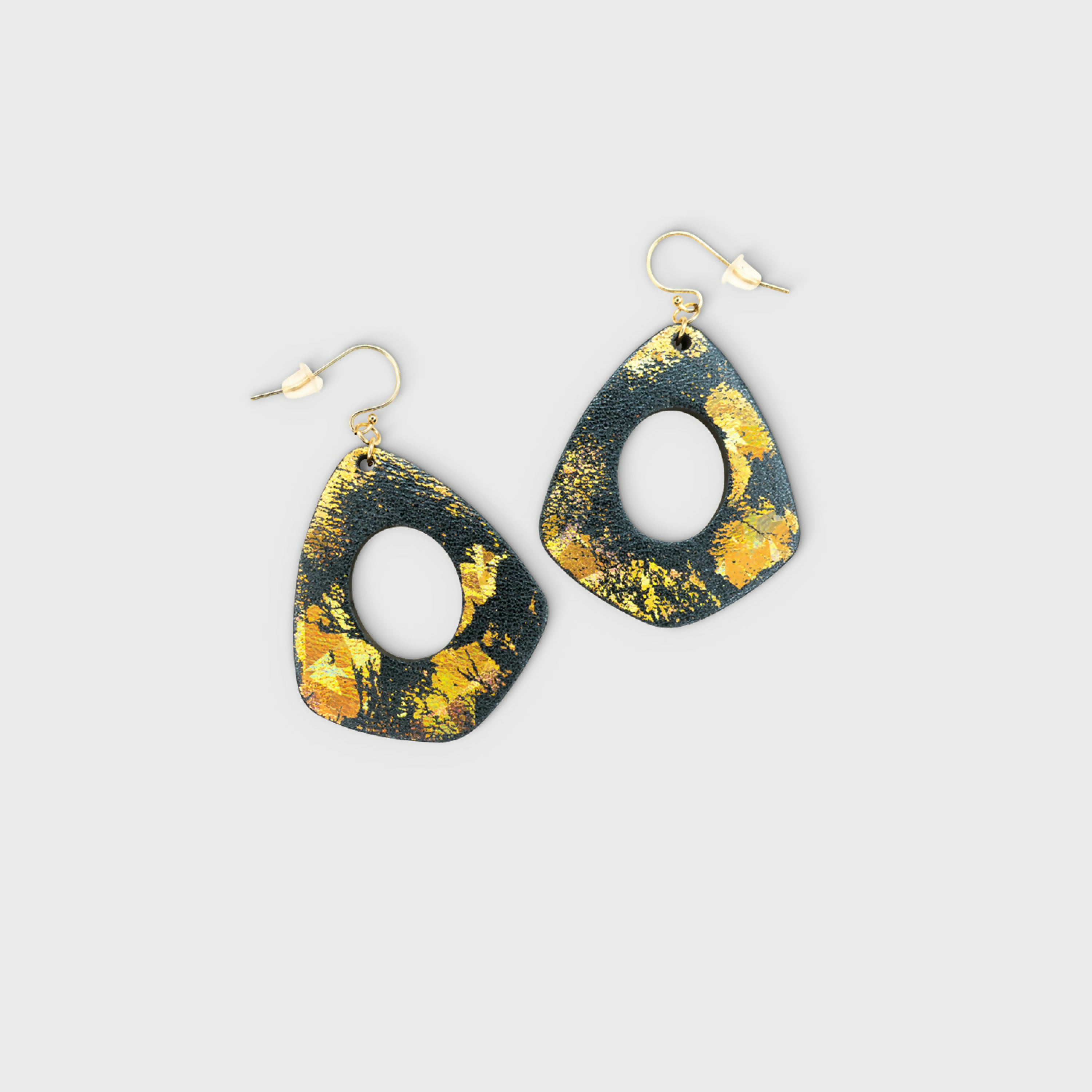 boucles_doreilles_creoles_en_cuir_avec_dorures_holographiques_julie_troncin_maroquinerie | EMPREINTES Paris