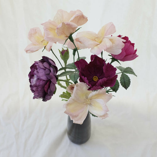 Bouquet de fleurs en papier variations autour du violet : renoncule, cosmos, roses sauvages | EMPREINTES Paris - EMPREINTES Paris