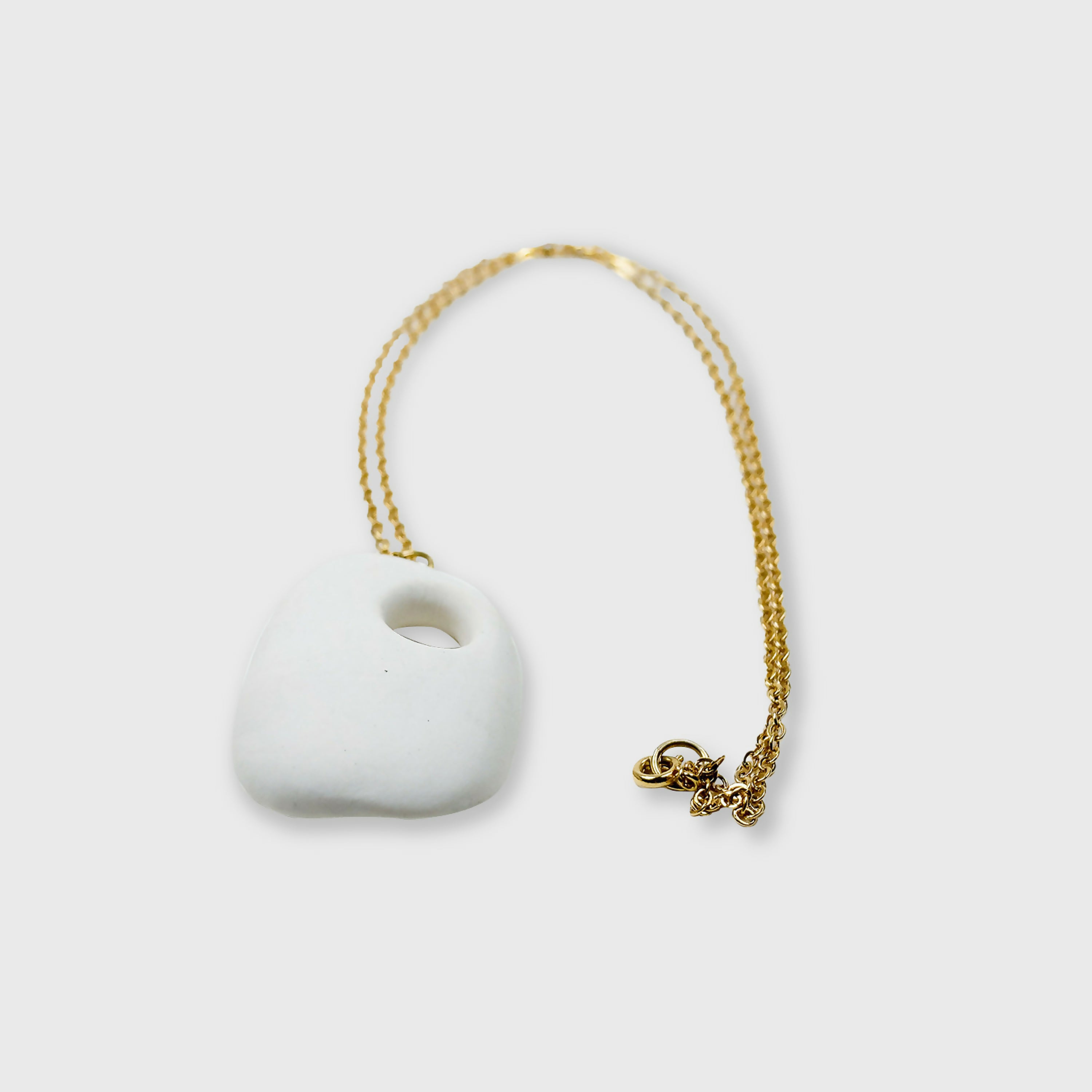 collier_porcelaine_sculpture_chaine_doree_atelier_christine_moquet copie | EMPREINTES Paris