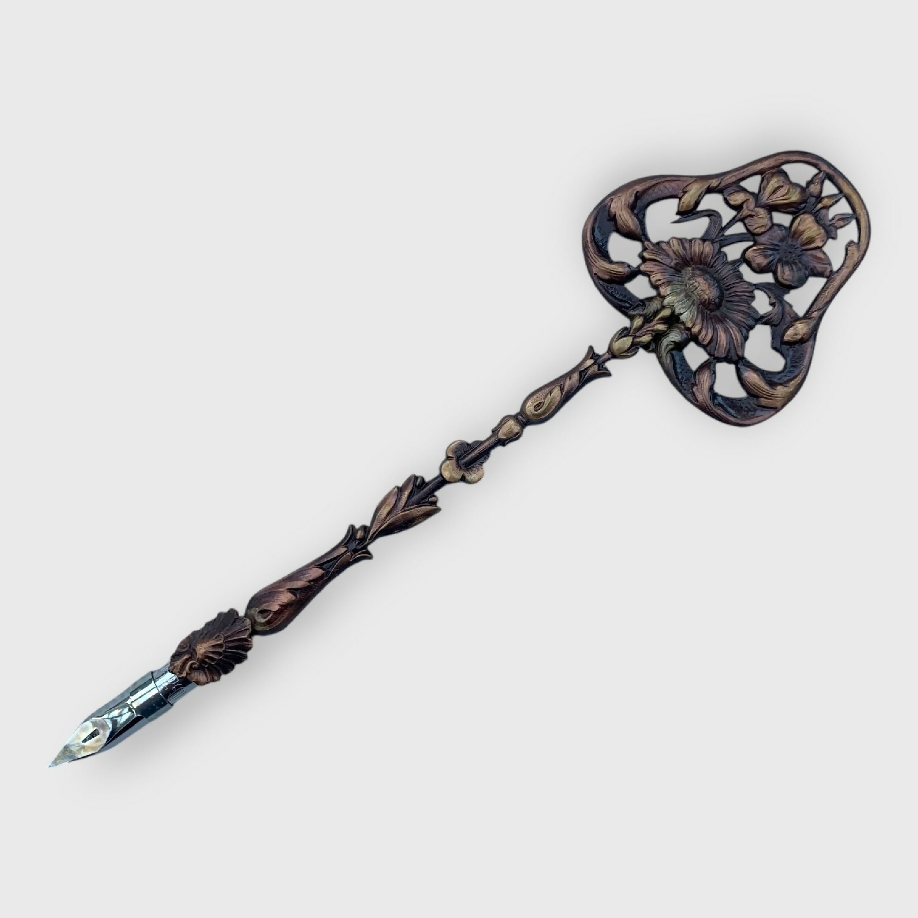 porte-plume, fleur, floral, iris, art déco, art nouveau, cadeau homme, instrument écriture, cadeau bureau, accéssoire bureau, objet collection, plume écrivain | EMPREINTES Paris