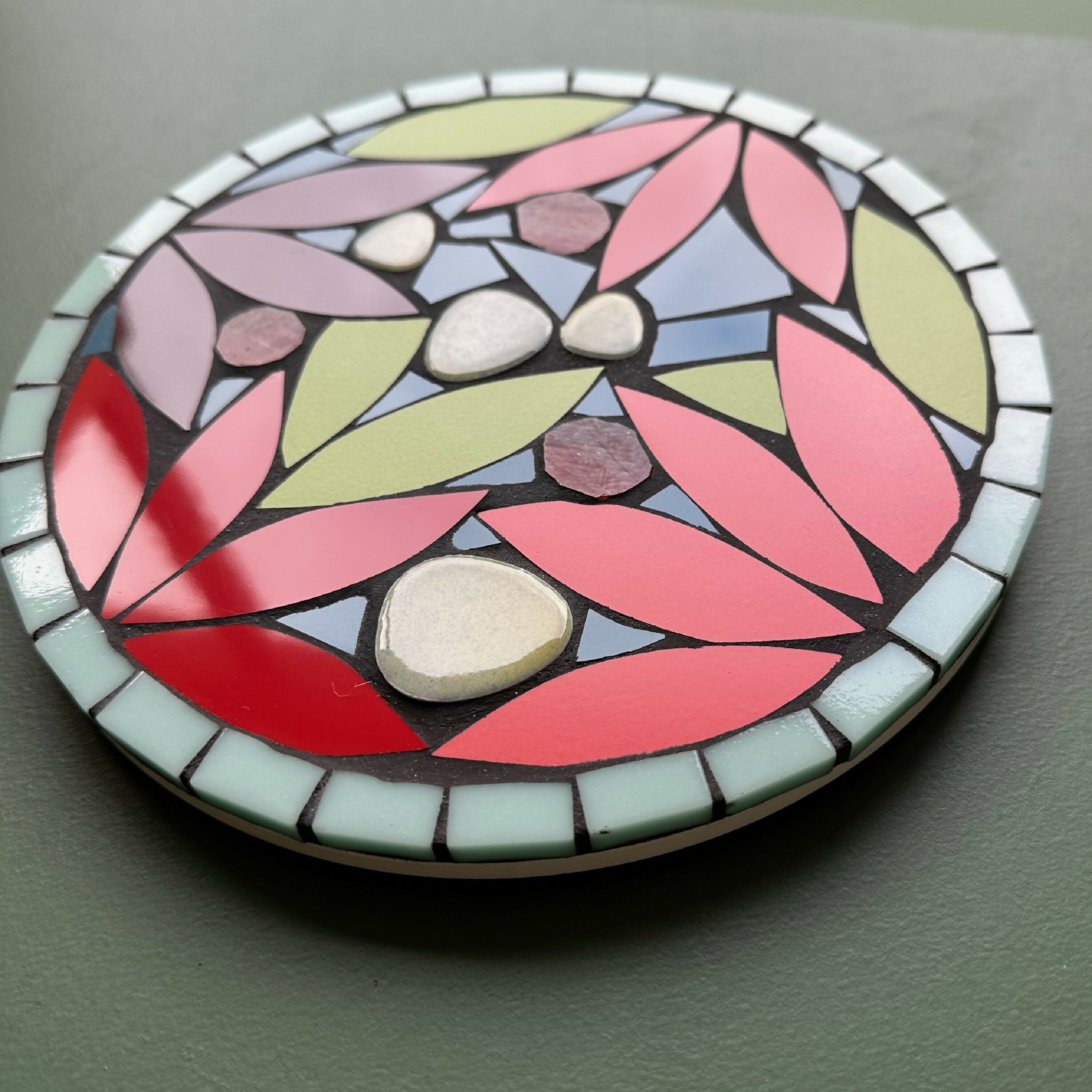 Dessous-de-plat mosaïque Magnolia rouge, vert et bleu paon | EMPREINTES Paris