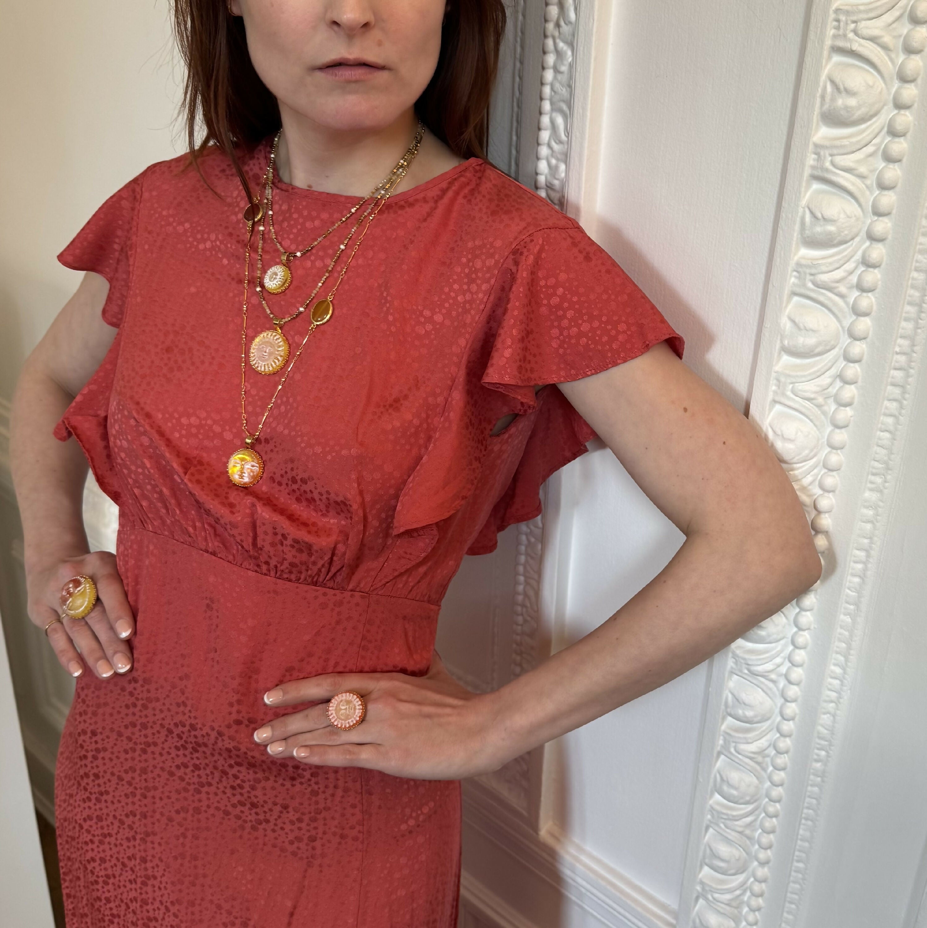 cadeau-bijou-blanc_marguerite_fleur_floral_frais_printemps_art-nouveau_art-deco_romantique_collier-femme,_bijoux-féminin_artisanat-art_made-in-France_upcycling_bijoux-de-créateur_bohème-chic_bobo-parisien_hippie-chic_bijou-haute-fantaisie,_cadeau-ideal-femme_cadeau-fete-des-meres_cadeau-anniversaire | EMPREINTES Paris