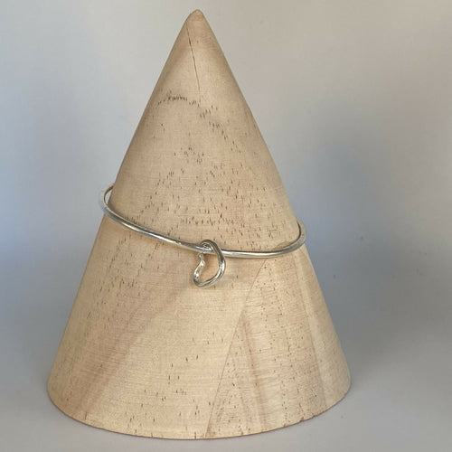 bracelet_jonc_en_argent_massif_martele_et_sa_breloque_coeur_artyssia copie | EMPREINTES Paris - EMPREINTES Paris