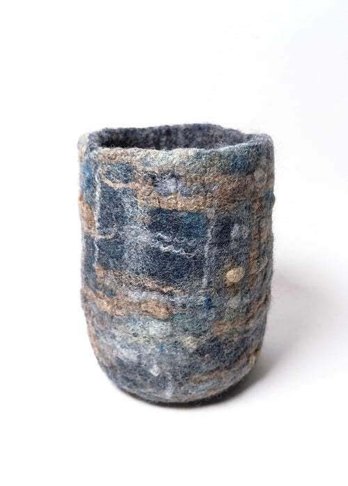 Petit vase haut en feutre de laine bleu indigo et soie mordorée | EMPREINTES Paris - EMPREINTES Paris