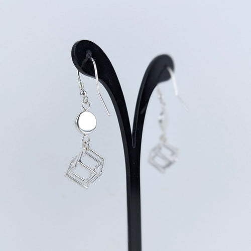 Boucles d'oreilles pendantes - Cubes suspendus - en émail et argent | EMPREINTES Paris - EMPREINTES Paris