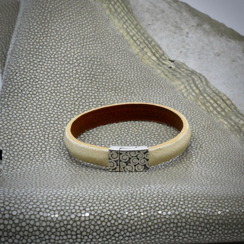 bracelet_en_galuchat_ivoire_fermoir_eole_sylvie_zarnowski copie | EMPREINTES Paris - EMPREINTES Paris