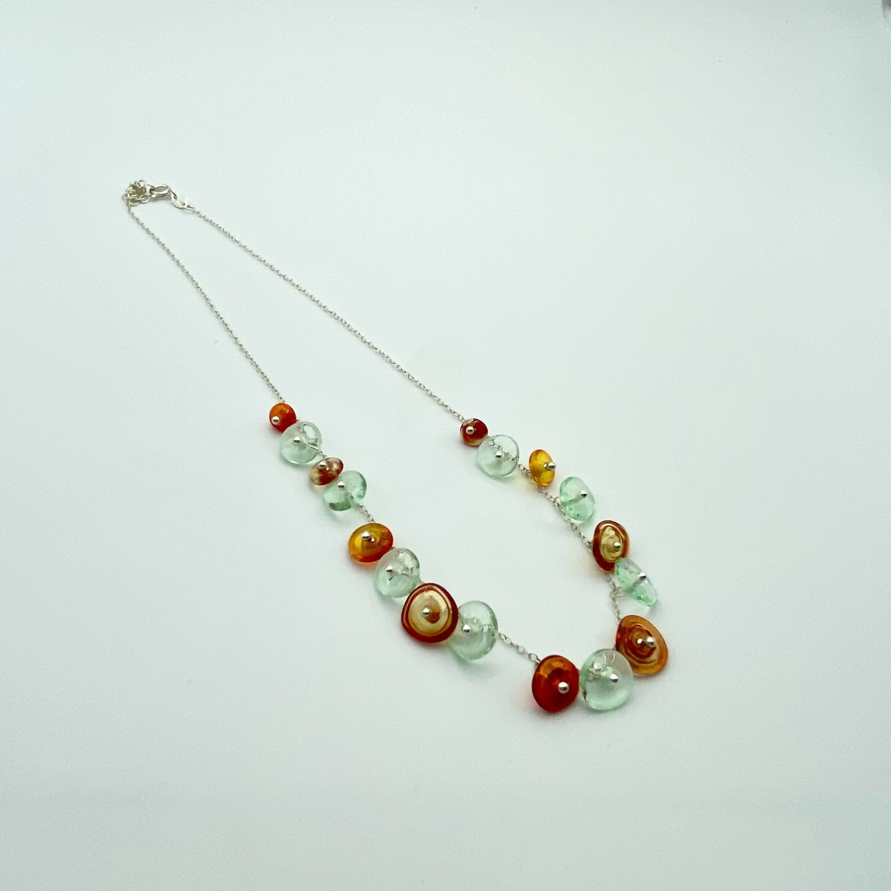 collier_de_perles_en_verre_de_couleur_orange_et_vert_clair_avec_chaine_en_argent_lathoumetie_helene copie | EMPREINTES Paris
