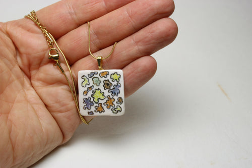 pendentif_en_porcelaine_avec_motif_en_or_et_lustres_colores_sara_grace_wevill | EMPREINTES Paris - EMPREINTES Paris