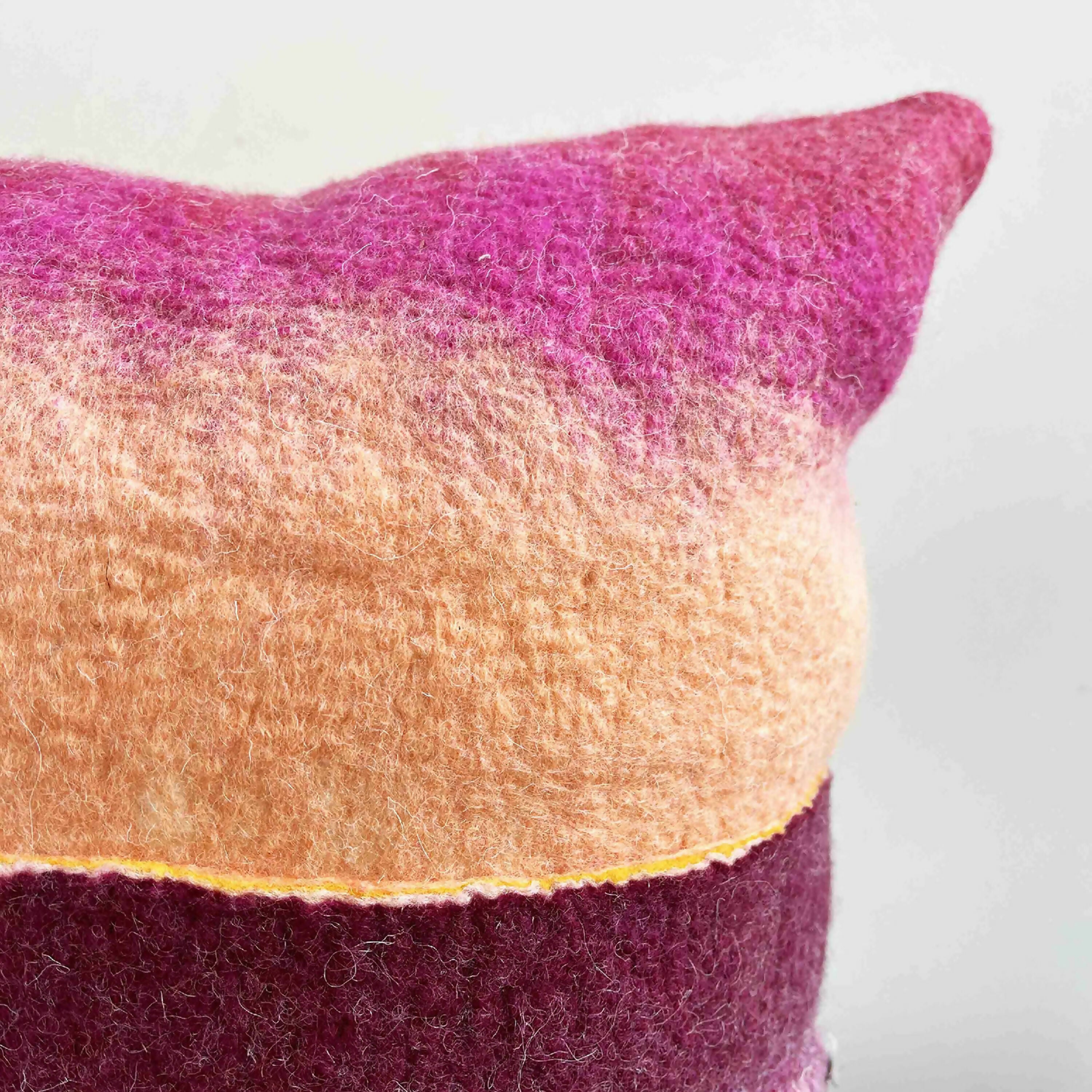 coussin_collection_strates_roses_i_accords_feutres copie | EMPREINTES Paris