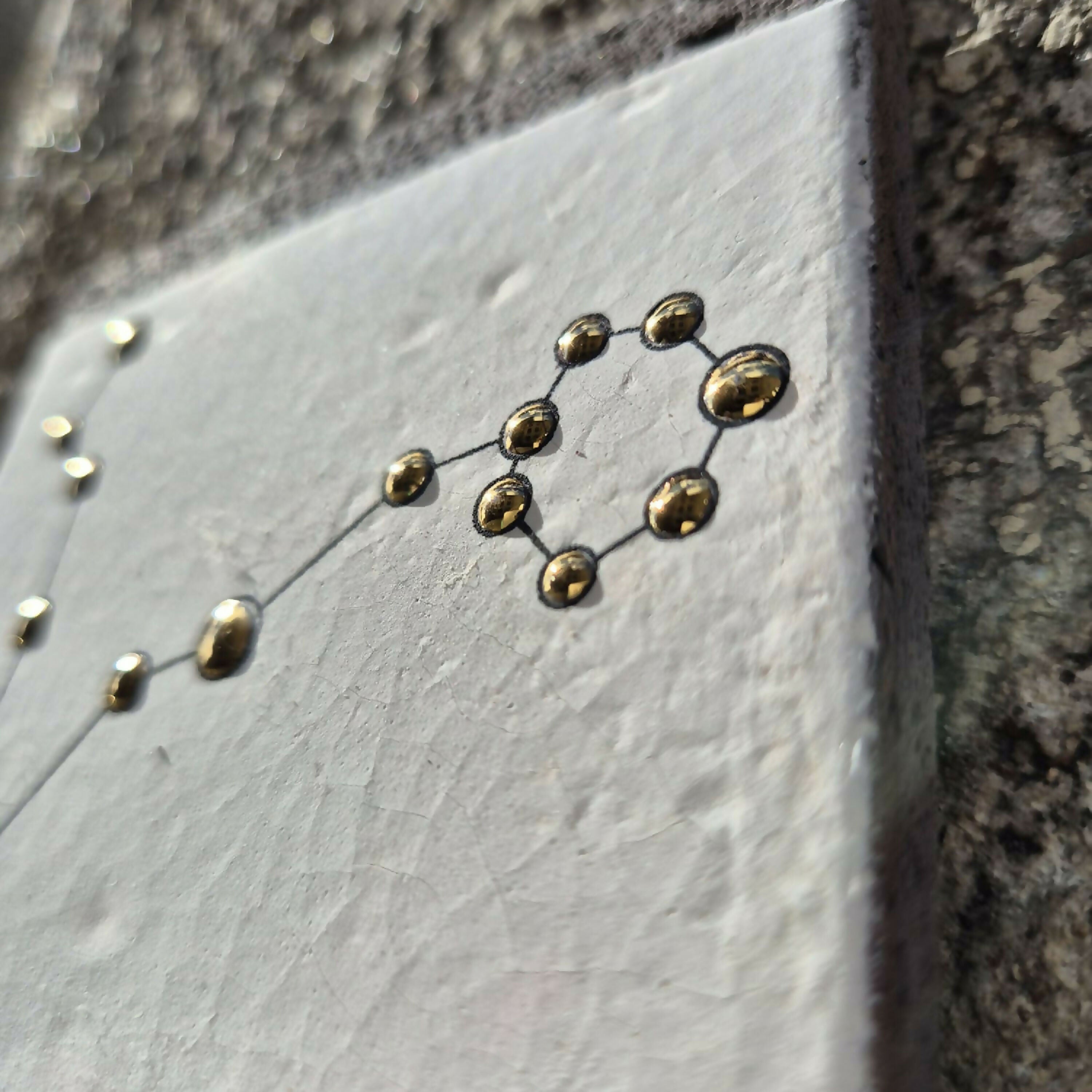 carre_de_pierre_de_lave_emaillee_constellation_du_poisson_les_emaux_de_marie copie | EMPREINTES Paris