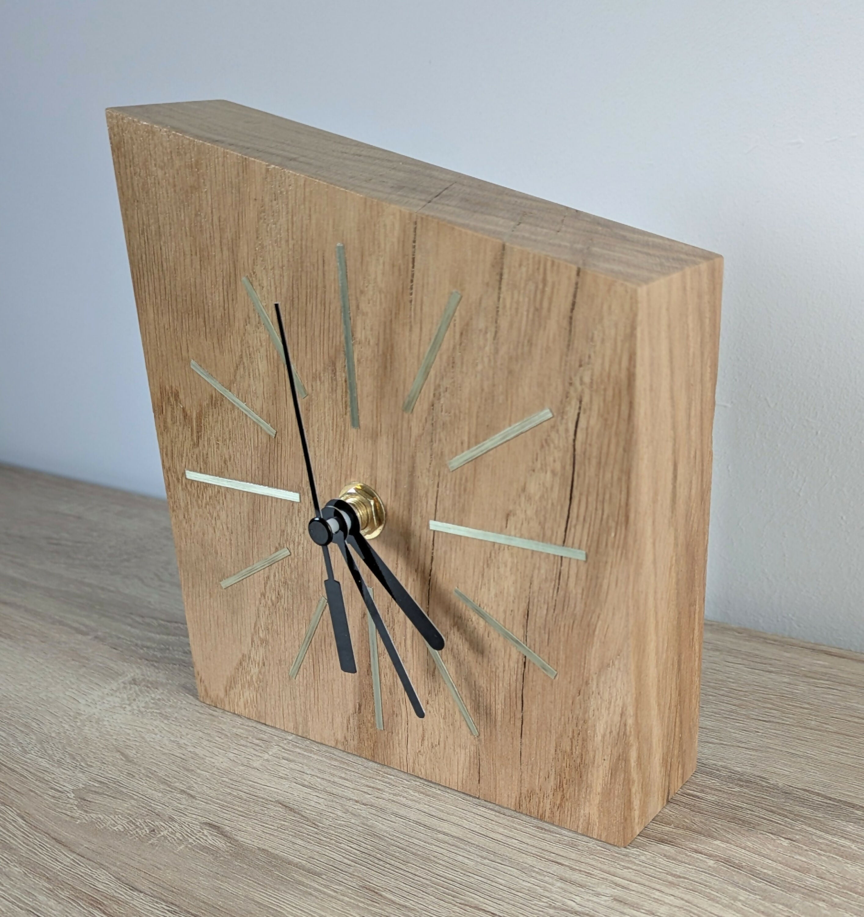 Horloge de bureau en Chêne massif et Marqueterie de paille Gris Beige (Grèges) | EMPREINTES Paris