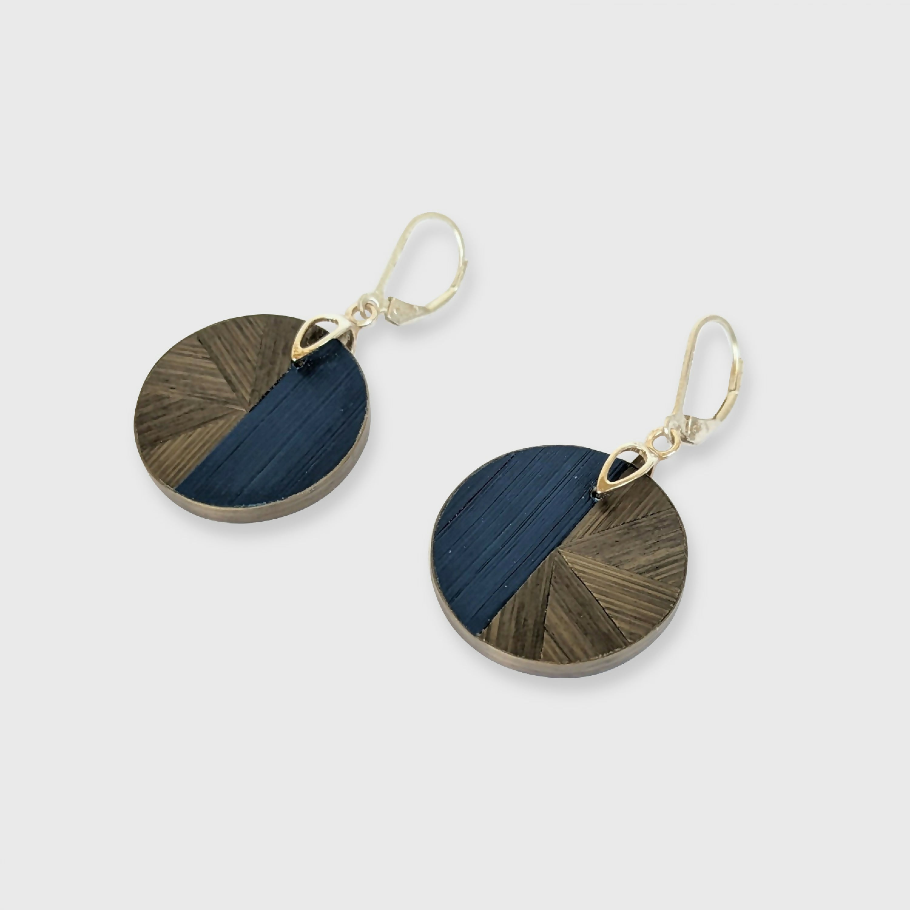 boucles_doreilles_rondes_avec_marqueterie_de_paille_gris_anthracite_bleu_roi_crochets_argent_925_jerome_ebenisterie copie | EMPREINTES Paris