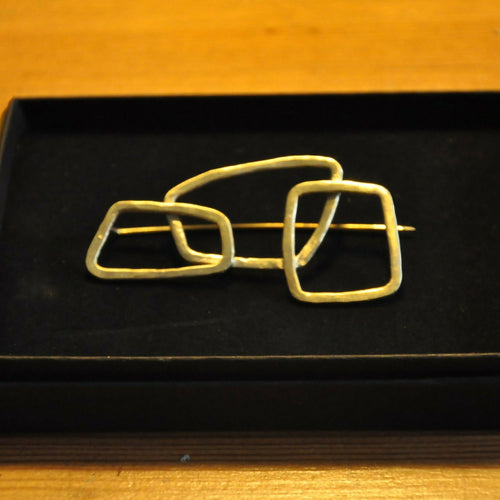 broche_anneaux_marteles_entrelaces_koeda copie | EMPREINTES Paris - EMPREINTES Paris