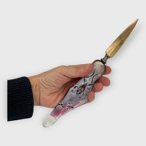 ouvre-lettre couteau artisanal cadeau homme objet de collection unique cristal moulé rouge carmin grenouille et abeilles | EMPREINTES Paris - EMPREINTES Paris