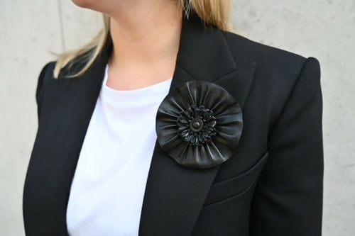 Floraison n° 5, Broche florale en cuir noir | EMPREINTES Paris - EMPREINTES Paris