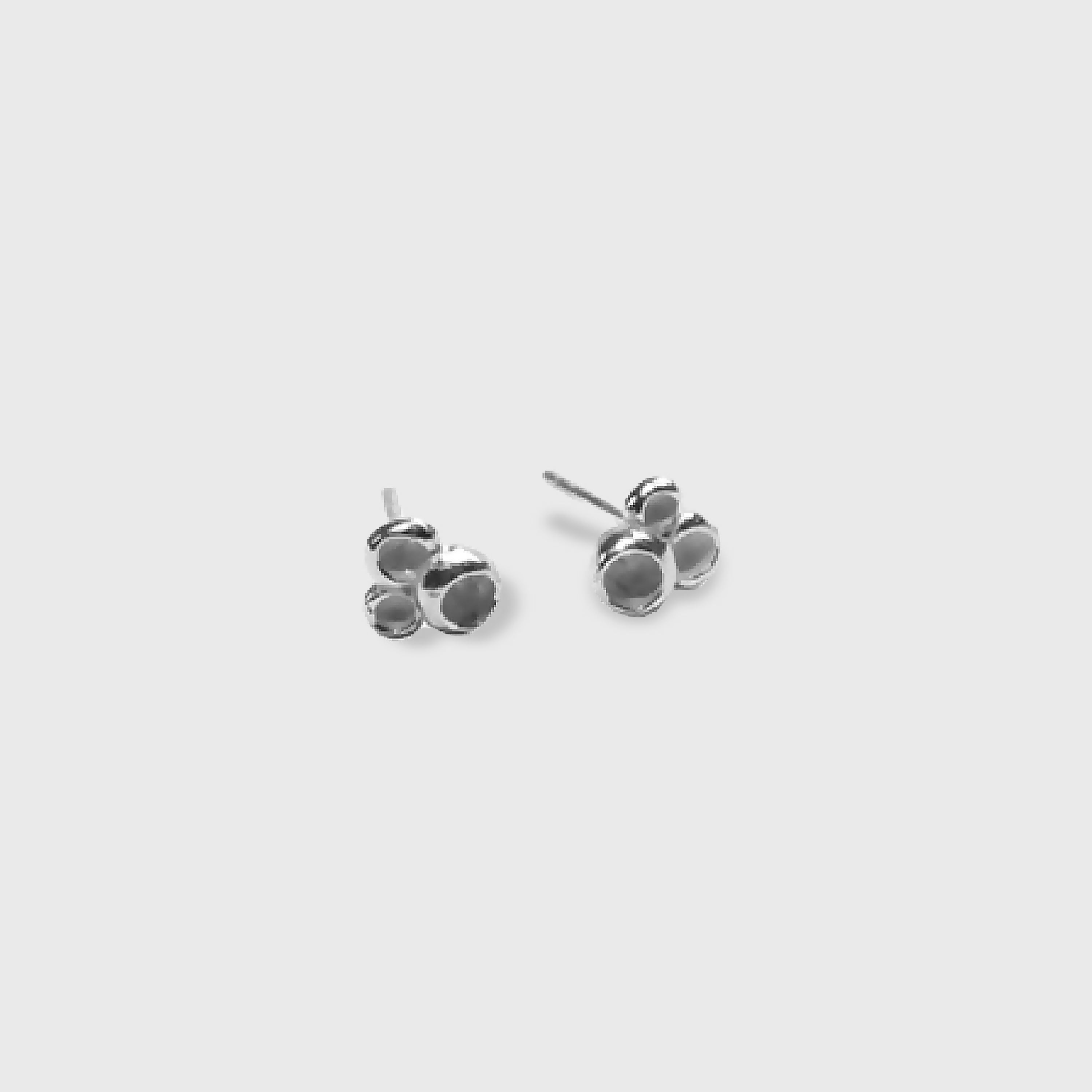 Petites boucles d’oreilles clous en argent massif, inspirées de l’écume de mer | EMPREINTES Paris