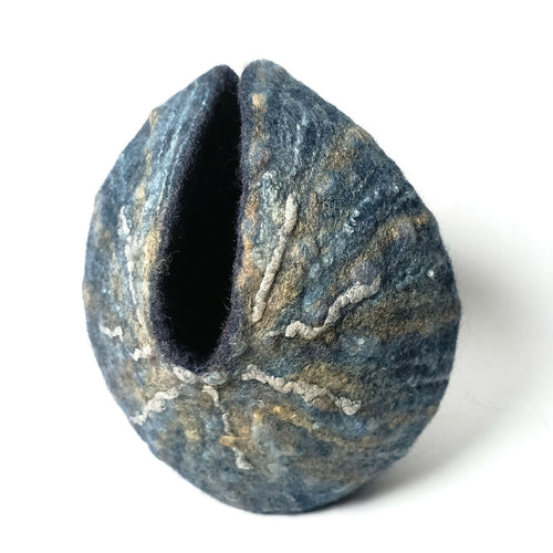 Sculpture Nautile feutre bleu Indigo et soie mordorée | EMPREINTES Paris - EMPREINTES Paris