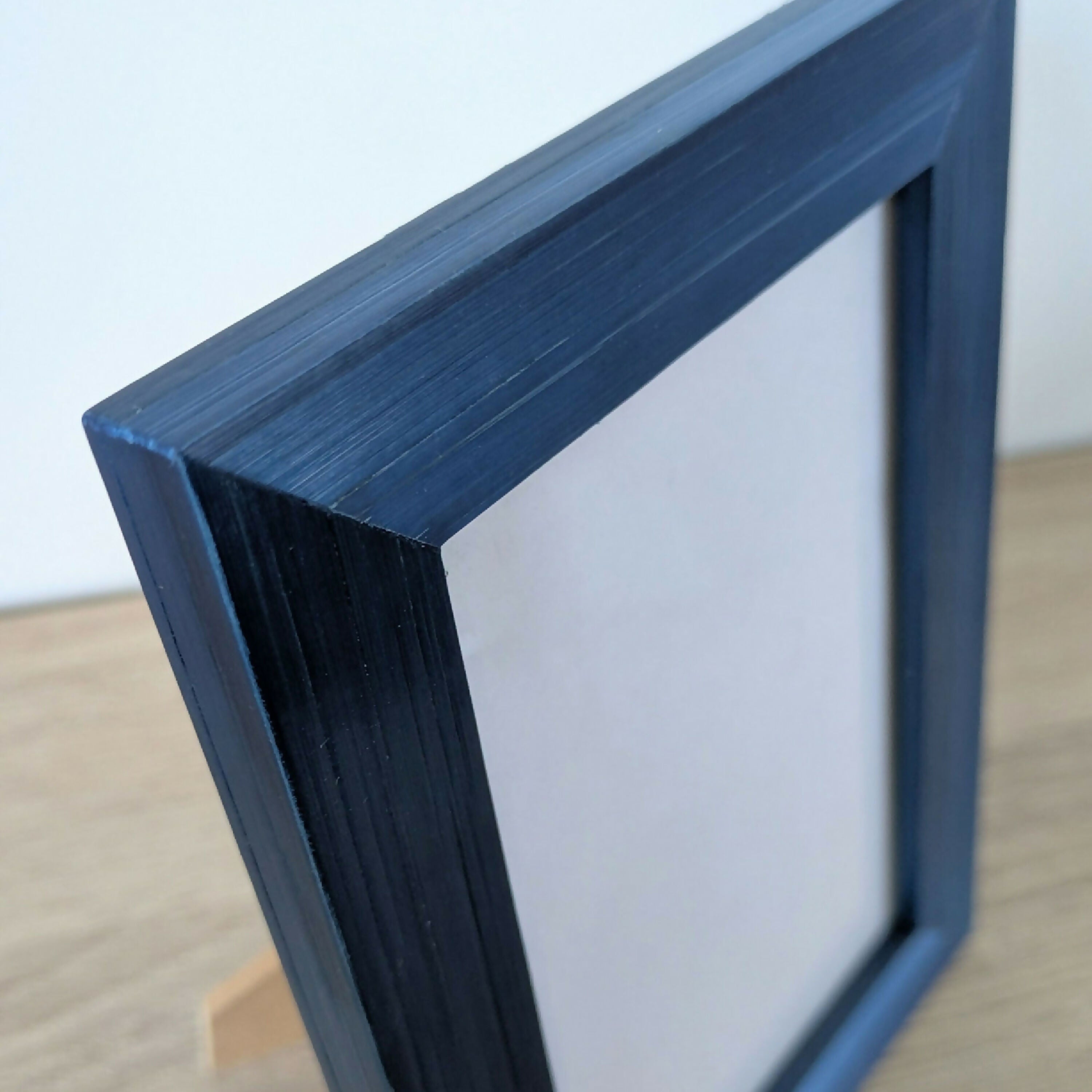 cadre_photo_a_poser_10x15cm_avec_marqueterie_de_paille_bleu_roi_jerome_ebenisterie copie | EMPREINTES Paris