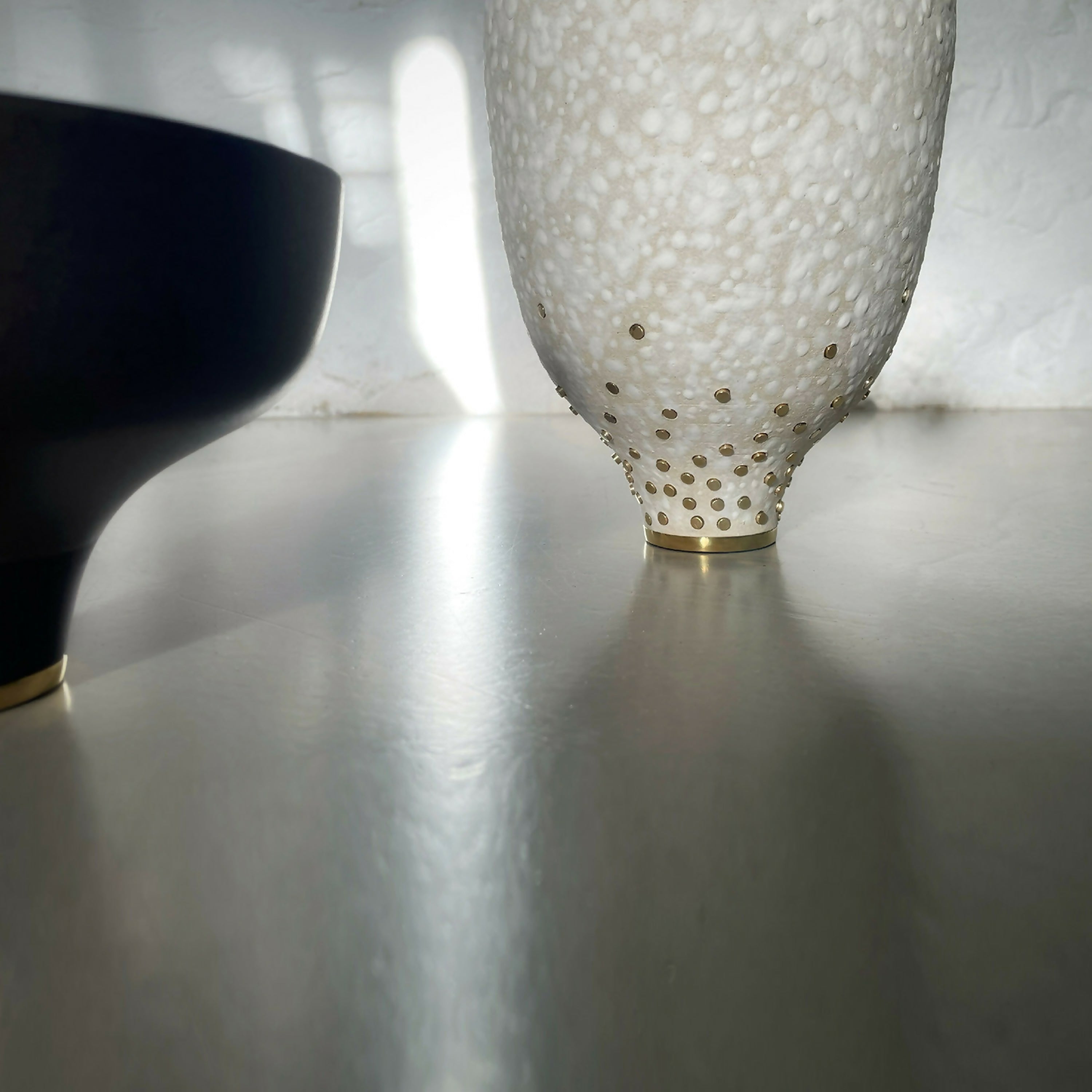 objet_decoratif_collection_presence_en_gres_blanc_porcelaine_et_laiton_noir_de_lune copie | EMPREINTES Paris