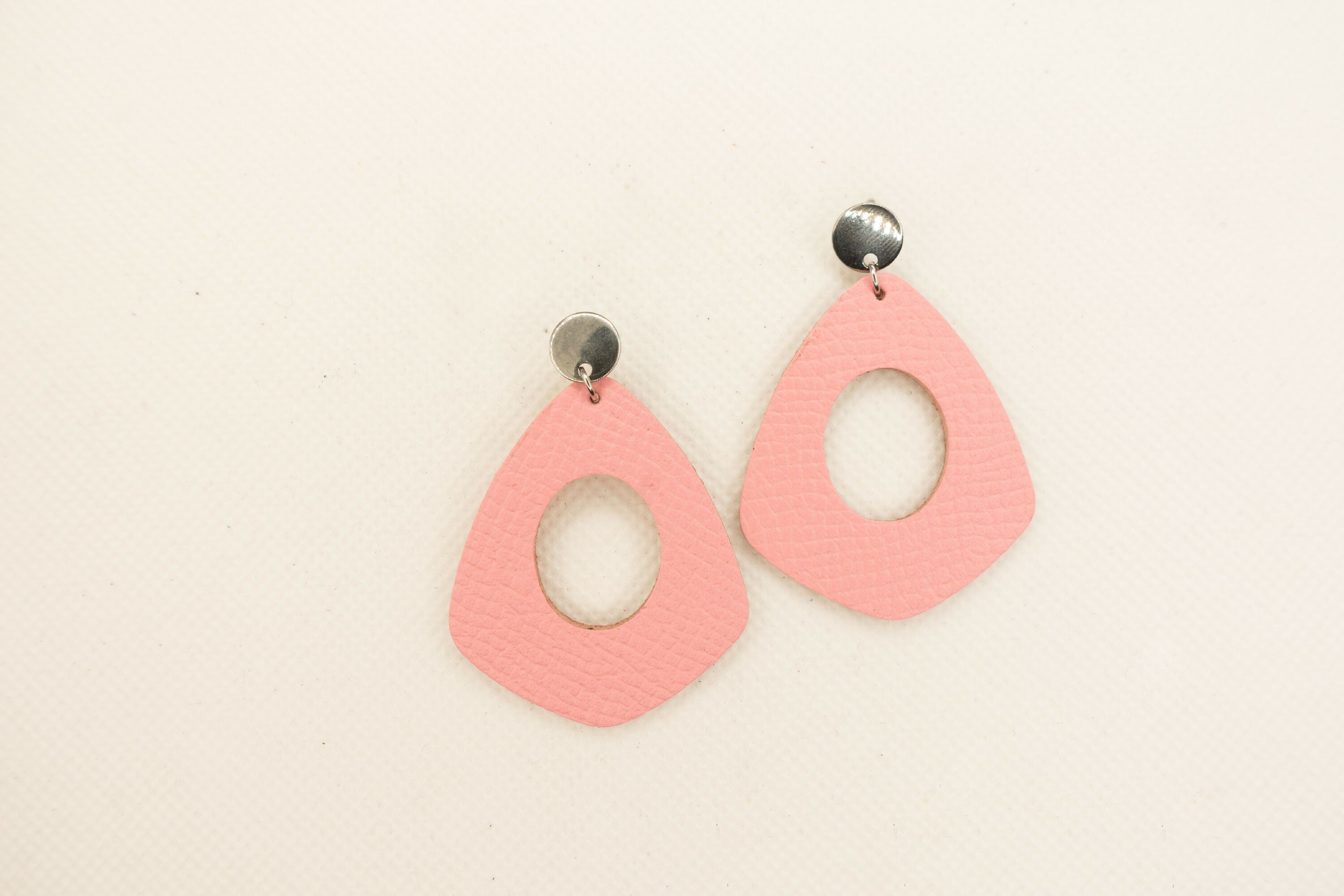 boucles_doreilles_creoles_en_cuir_rose_pale_julie_troncin_maroquinerie | EMPREINTES Paris