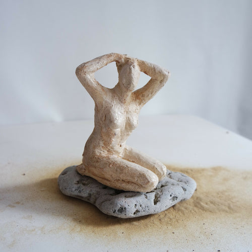 Sculpture Femme se coiffant sur pierre grise | EMPREINTES Paris - EMPREINTES Paris