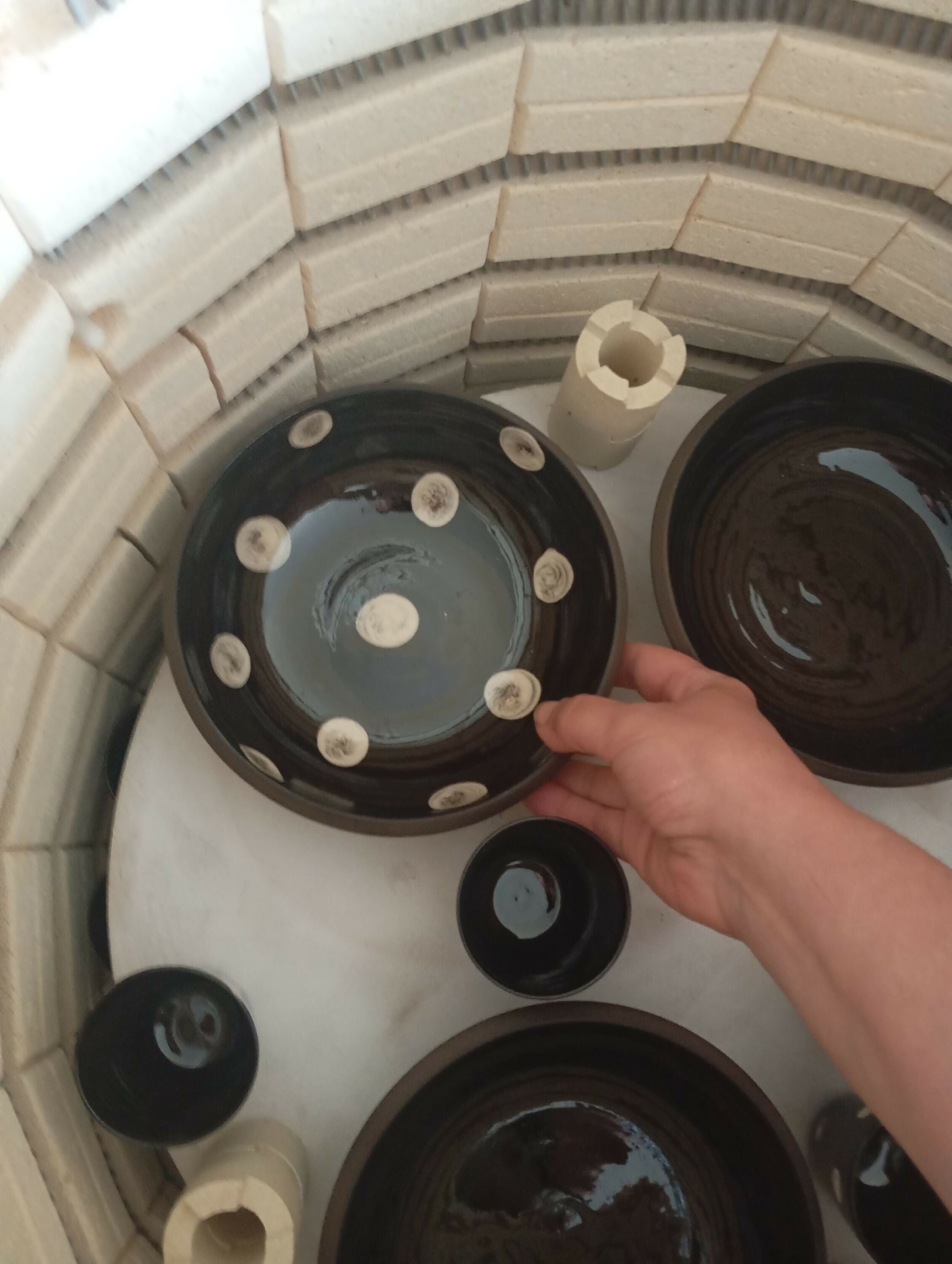 assiette_creuse_fond_noir_pois_blancs_georgie_blin_ceramiste copie | EMPREINTES Paris