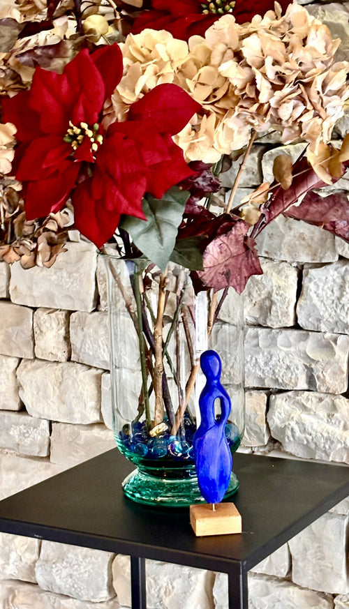 Figurine 28 en pierre calcaire, patine bleu Majorelle, socle en teck rouge | EMPREINTES Paris - EMPREINTES Paris