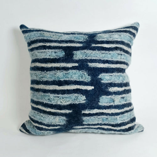 Coussin Rayé Indigo Blanc en feutre de laine | EMPREINTES Paris - EMPREINTES Paris