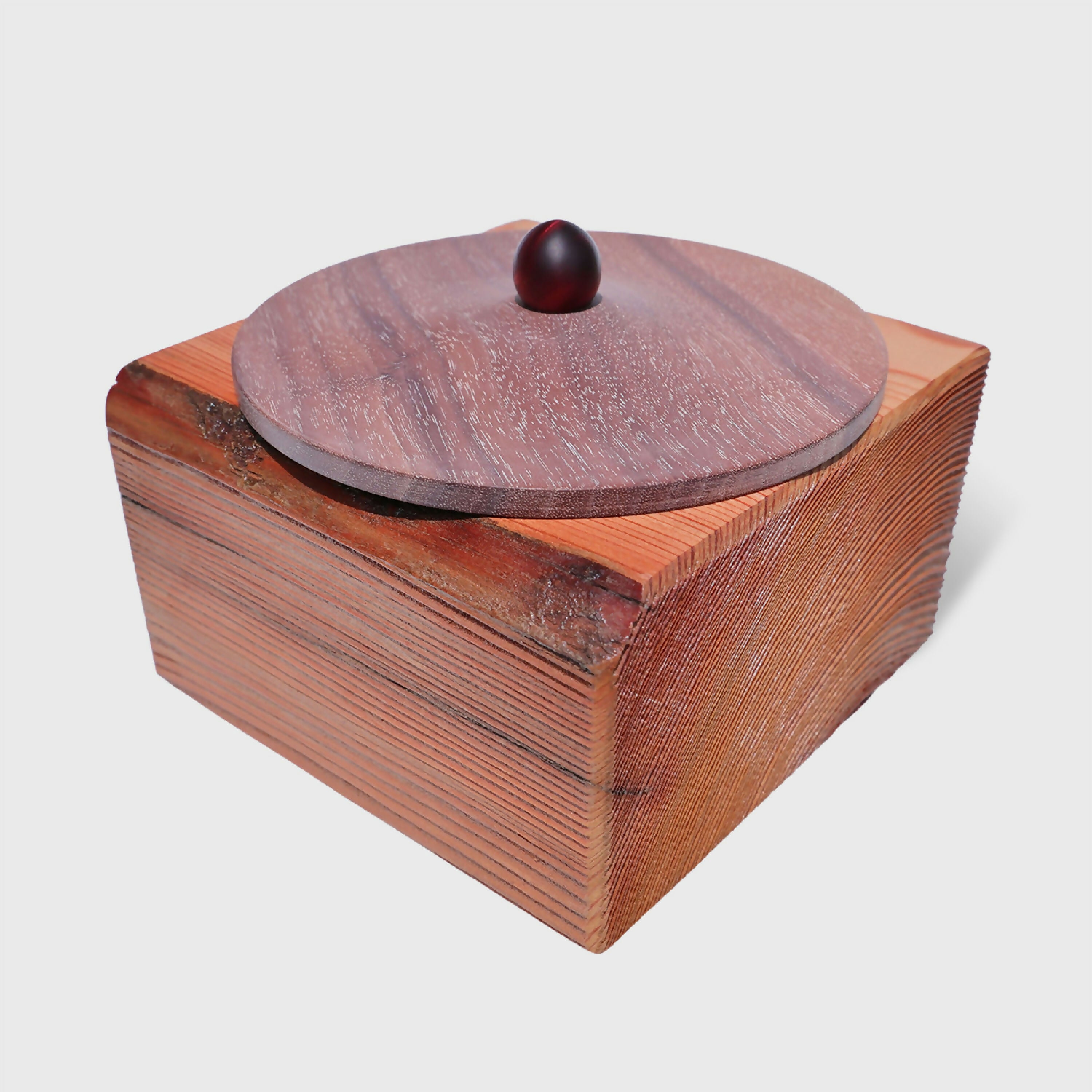 boite_carree_en_meleze_et_couvercle_en_noyer_et_resine_n°2_latelier_du_mercantour copie | EMPREINTES Paris