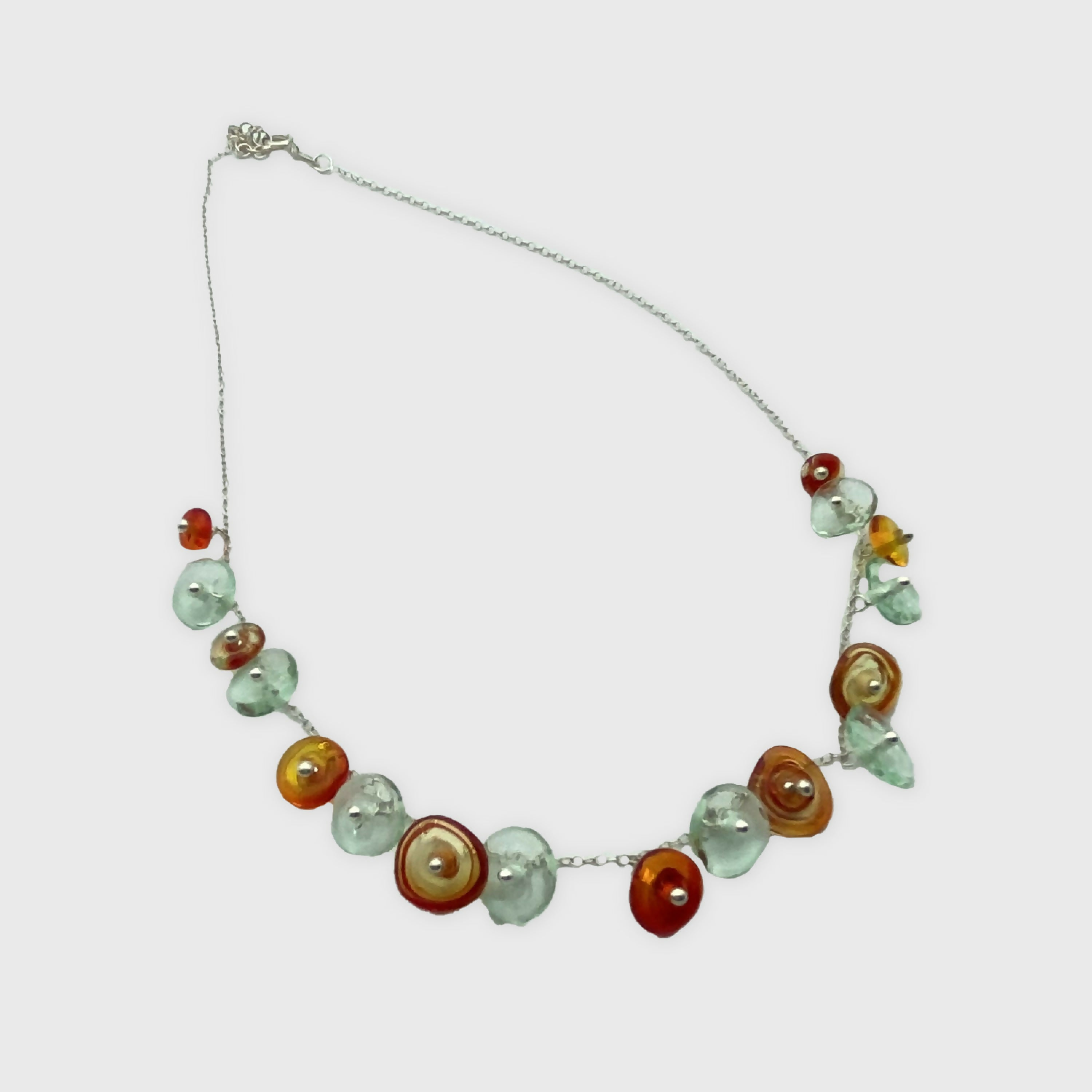collier_de_perles_en_verre_de_couleur_orange_et_vert_clair_avec_chaine_en_argent_lathoumetie_helene copie | EMPREINTES Paris
