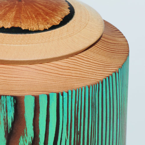 Boîte cylindrique en mélèze avec couvercle en érable, racine de bruyère et résine | EMPREINTES Paris - EMPREINTES Paris