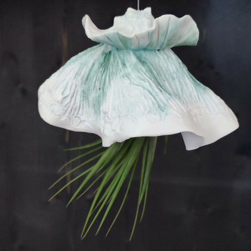 sculpture_a_suspendre_meduse_et_tillandsia_sophie_luline_ceramiste copie | EMPREINTES Paris - EMPREINTES Paris