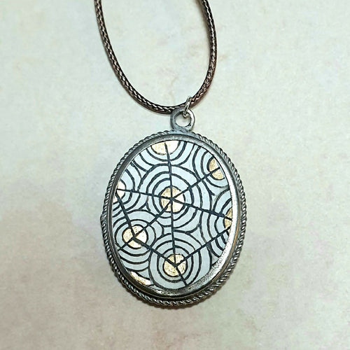 medaillon_a_motifs_geometriques_les_parchemins_dores_enluminure copie | EMPREINTES Paris - EMPREINTES Paris