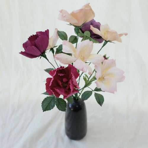 Bouquet de fleurs en papier variations autour du violet : renoncule, cosmos, roses sauvages | EMPREINTES Paris - EMPREINTES Paris