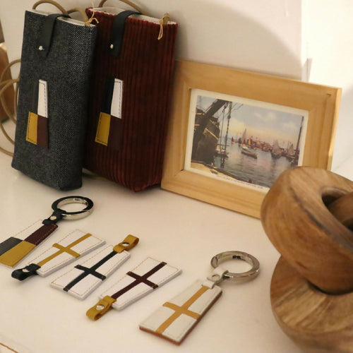 poche_telephone_nautic_–_pennant_n°_9_sylvie_strohl | EMPREINTES Paris - EMPREINTES Paris