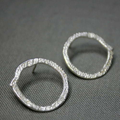 Créoles plates en argent massif texturé | EMPREINTES Paris - EMPREINTES Paris