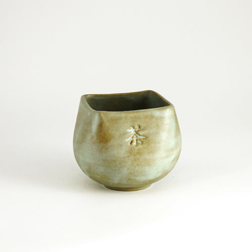 Tasse en grès - vert pâle avec kanji 'thé' | EMPREINTES Paris - EMPREINTES Paris