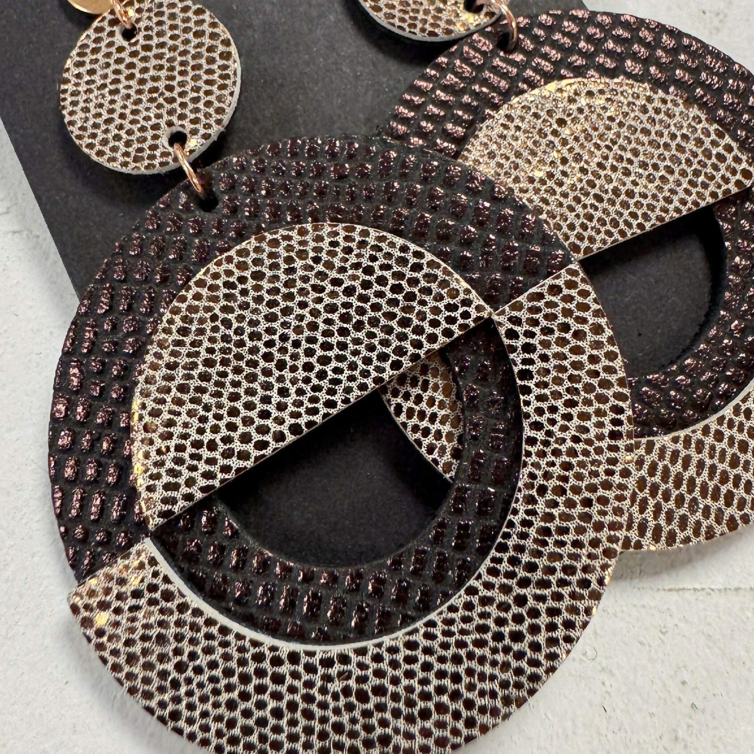 boucles_doreilles_retro_chic_bordeaux_dorees_inversees_julie_troncin_maroquinerie copie | EMPREINTES Paris