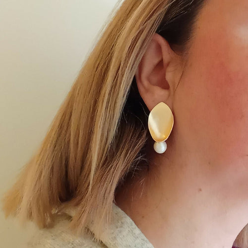 boucles_doreilles_laiton_en_or_brosse_gouttes_perles_coquillage_berengere_bourdil copie | EMPREINTES Paris - EMPREINTES Paris