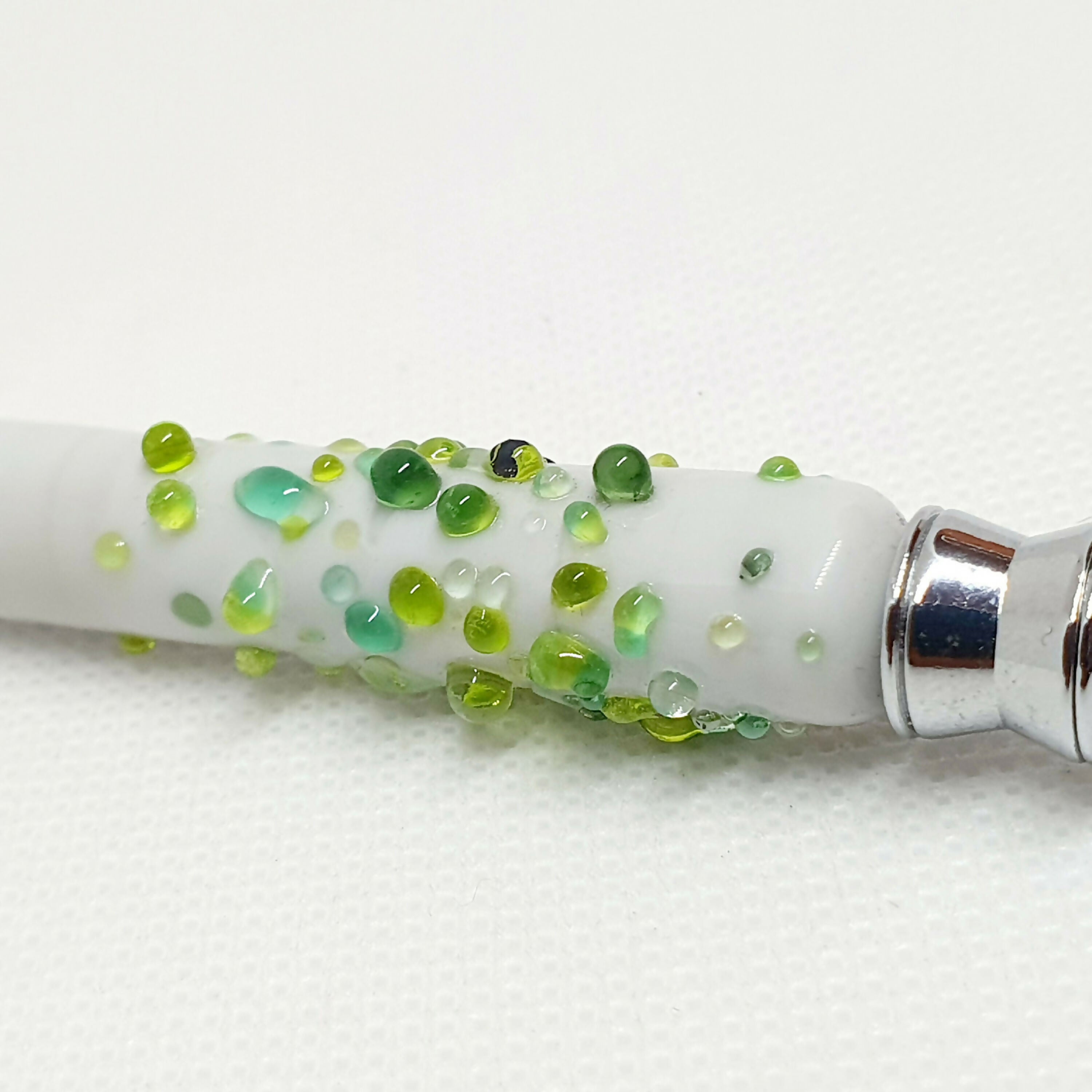 Coupe-papier en verre - Granulés vert | EMPREINTES Paris