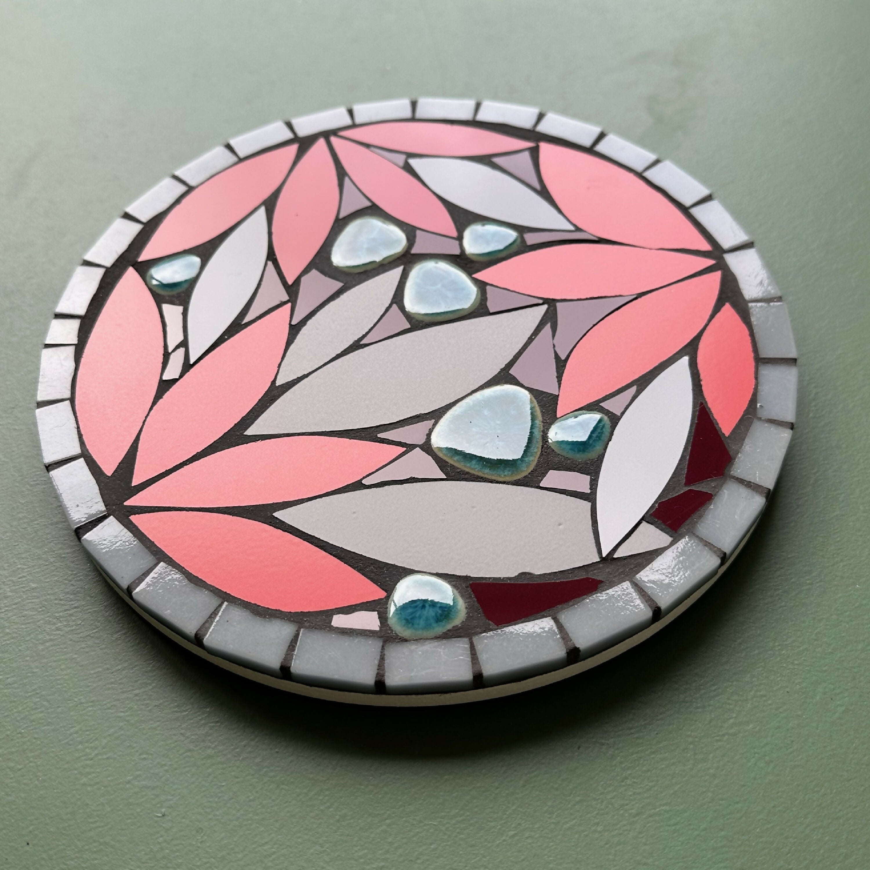 Dessous-de-plat mosaïque Magnolia rouge, gris et bleu | EMPREINTES Paris